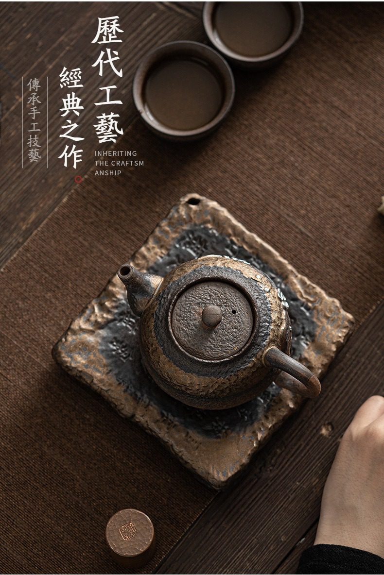 古早燒鎏金暗香正把壺，南山居粗陶手工岩礦壺，古樸岩石紋理，壺身呈現獨特斑駁金屬光澤，展現深厚禪意工藝。