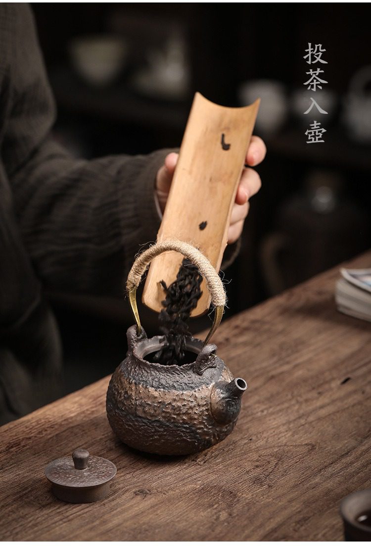古早燒石紋提樑壺，南山居手工粗陶提梁壺，復古鐵鏽紋理設計，搭配竹製茶則投茶，展現禪意茶席美學。