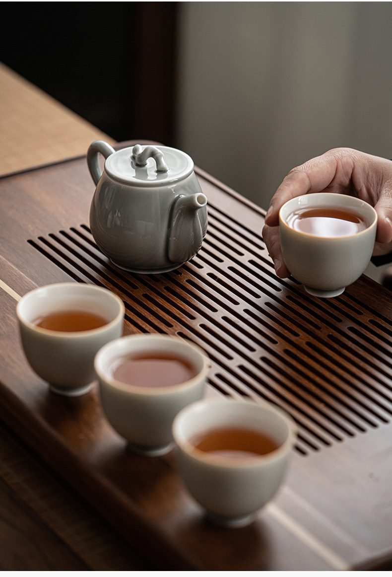 冰灰釉功夫茶具組，南山居青瓷茶具組，釉色溫潤如玉，壺身與茶杯設計簡約典雅，展現禪意品茗生活。