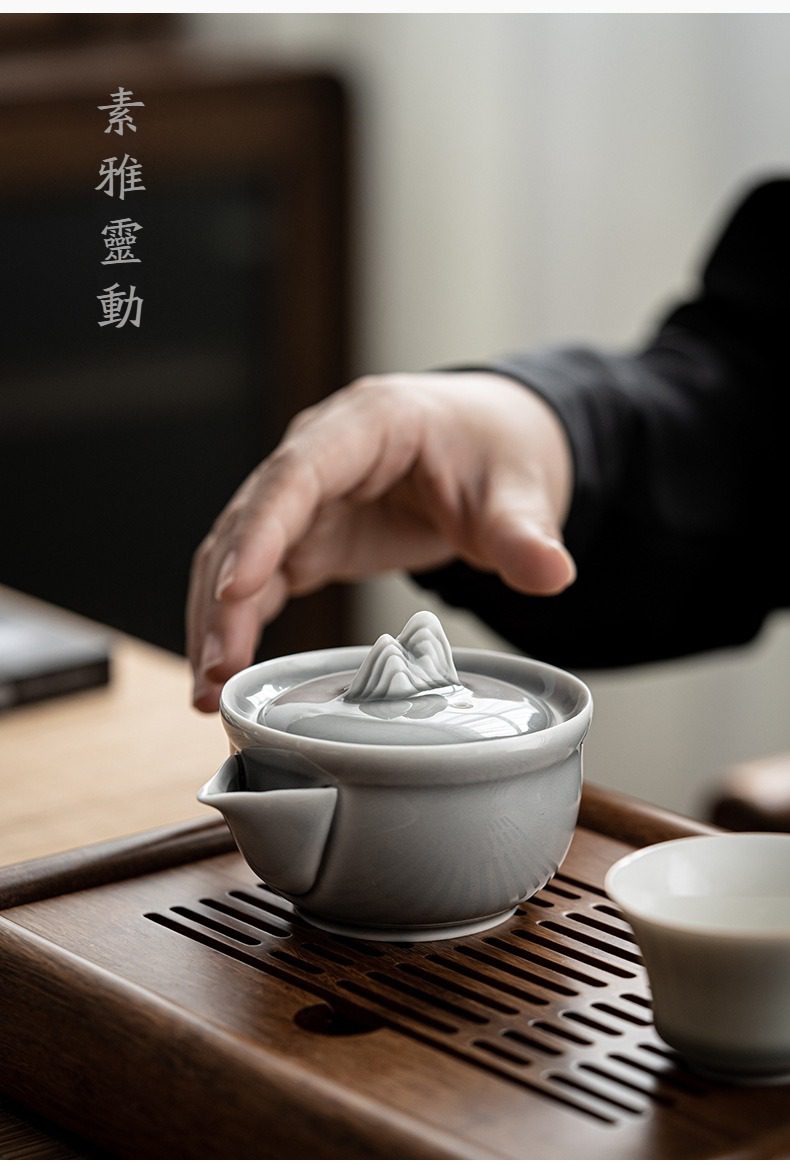 冰灰釉手抓壺，南山居手工高溫瓷蓋碗，壺鈕以立體山巒設計，釉色如青瓷般素雅，呈現禪意美學品茗體驗。