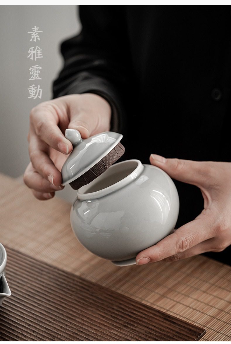 冰灰釉小壇茶葉罐，南山居手工高白瓷蓋碗，釉色如玉細膩溫潤，開蓋瞬間展現素雅靈動的茶道美學。