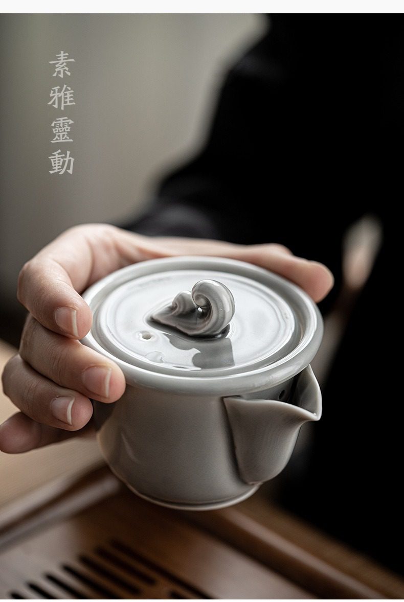 冰灰釉海浪手抓壺，南山居手工青瓷蓋碗，釉色溫潤如玉，壺鈕採靈動祥雲造型，展現素雅禪意美學。