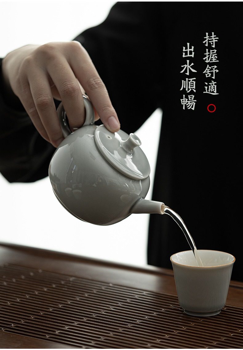 冰灰釉游穀手執壺，南山居溫潤灰釉瓷壺，壺身圓潤流暢，注水時水柱穩定柔和，展現極致茶道工藝。