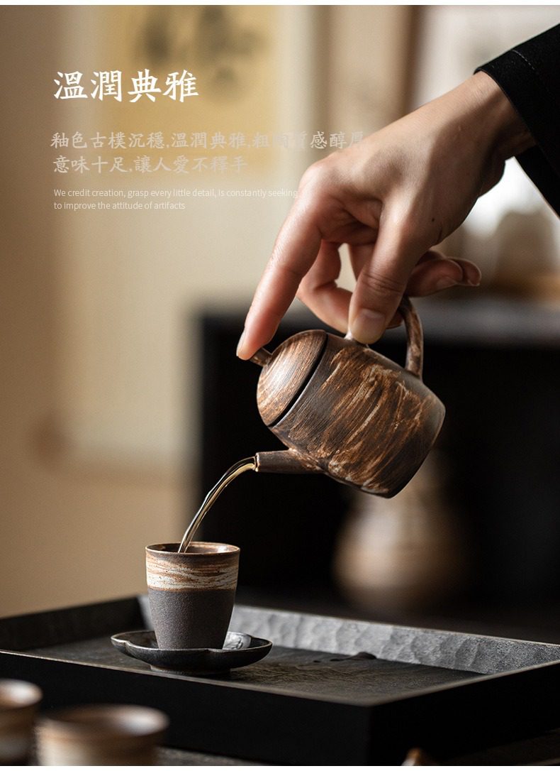 影白秋夢素聽功夫小茶壺，南山居復古陶藝茶壺，壺身呈現古樸窯變刷紋，注入香茗時質感溫潤厚重，展現禪意茶道之美。
