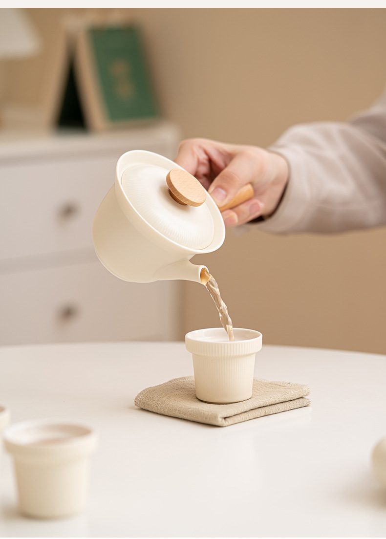 奶油風品茗杯，南山居日式簡約白瓷側把壺，搭配原木壺蓋手柄，器型優雅出水順暢，展現極致禪意美學。
