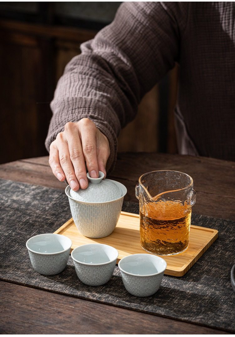 影青瓷溫馨快客杯，南山居手工冰裂紋蓋碗茶具組，搭配清透質感玻璃公道杯，呈現極簡禪意茶席風格。