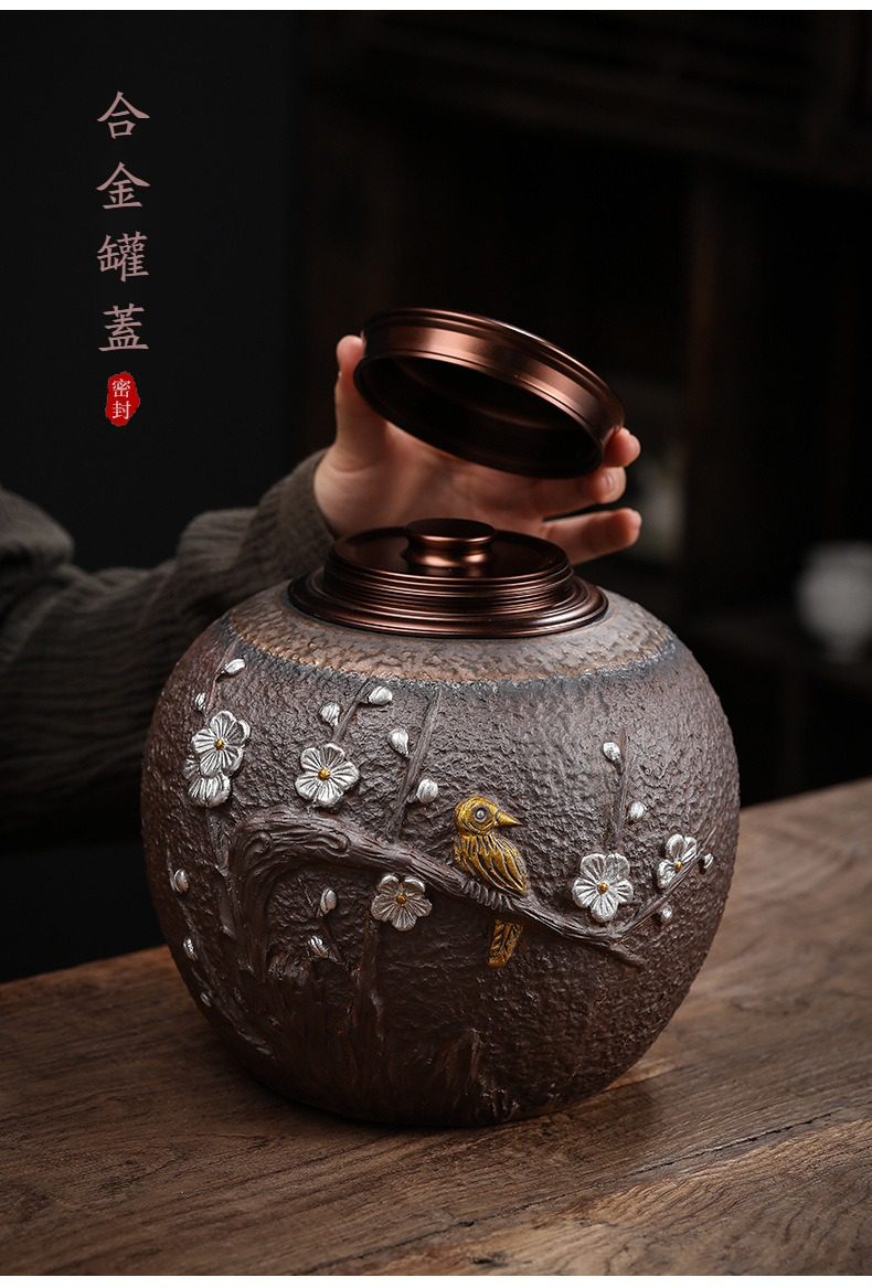 古早燒鎏金茶葉罐，南山居手工雕刻梅花喜鵲茶葉罐，深色粗陶質感，搭配精緻金屬合金密封蓋，優雅實用。