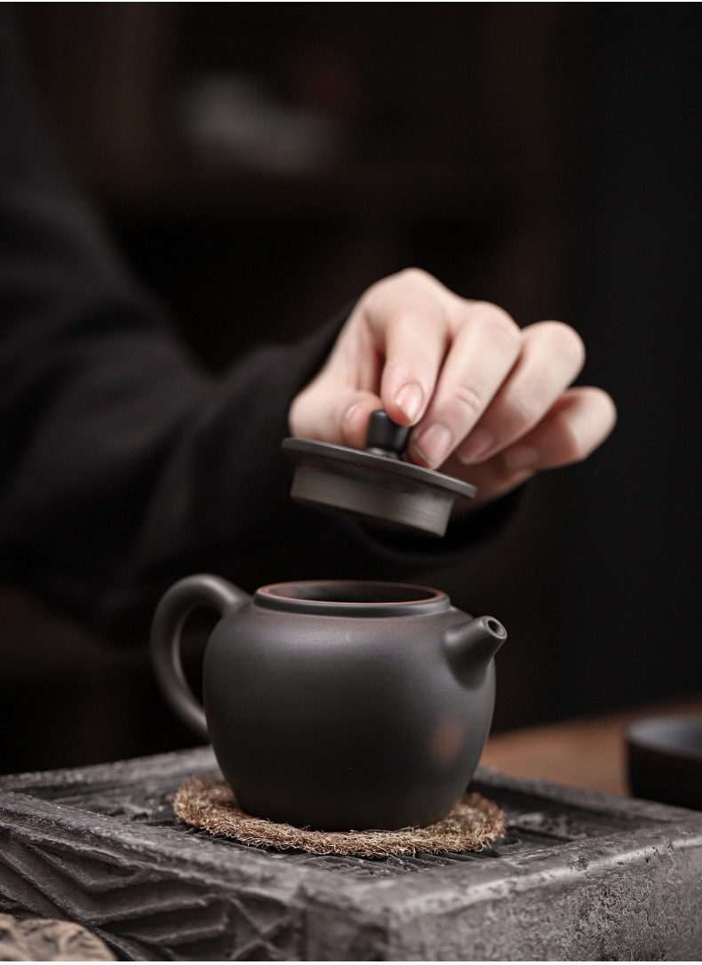 紫陶清溪聽雲茶壺，南山居精選紫砂泥料小品壺，色澤古樸沈穩，茶師揭蓋瞬間展現優雅茶道儀式感。