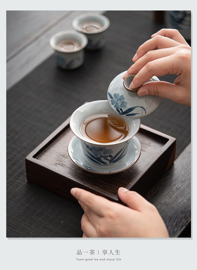 手繪功夫茶具套組，南山居手繪青花瓷蓋碗，釉色溫潤清雅，杯身繪有淡雅花卉，盡顯東方古典茶道之美。