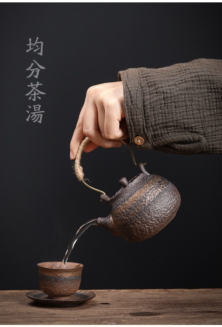 古早燒石紋提樑壺，南山居手工粗陶提梁壺，壺身質感古樸沉穩，出水流暢均勻，展現傳統工藝的雅致美感。