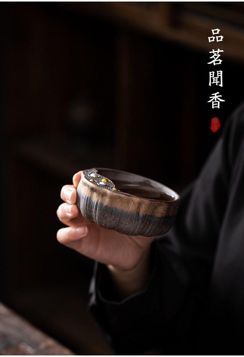 古早燒蓮蓬主人杯，南山居手工鎏金粗陶茶杯，器型古樸典雅，杯口點綴精緻鎏金工藝，展現禪意品茗質感。