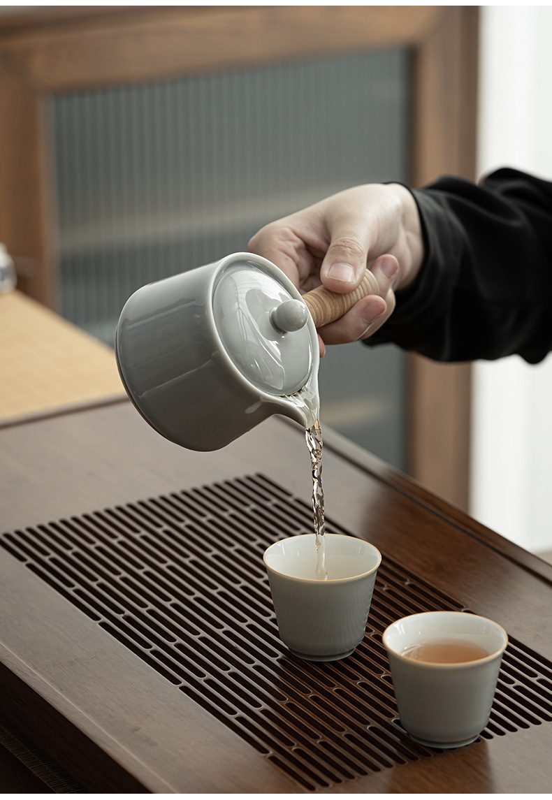 冰灰釉雲懷側把壺，南山居日式側把茶壺，雅致灰色釉面搭配木質手把，傾倒茶湯時出水流暢，呈現簡約禪意美學。