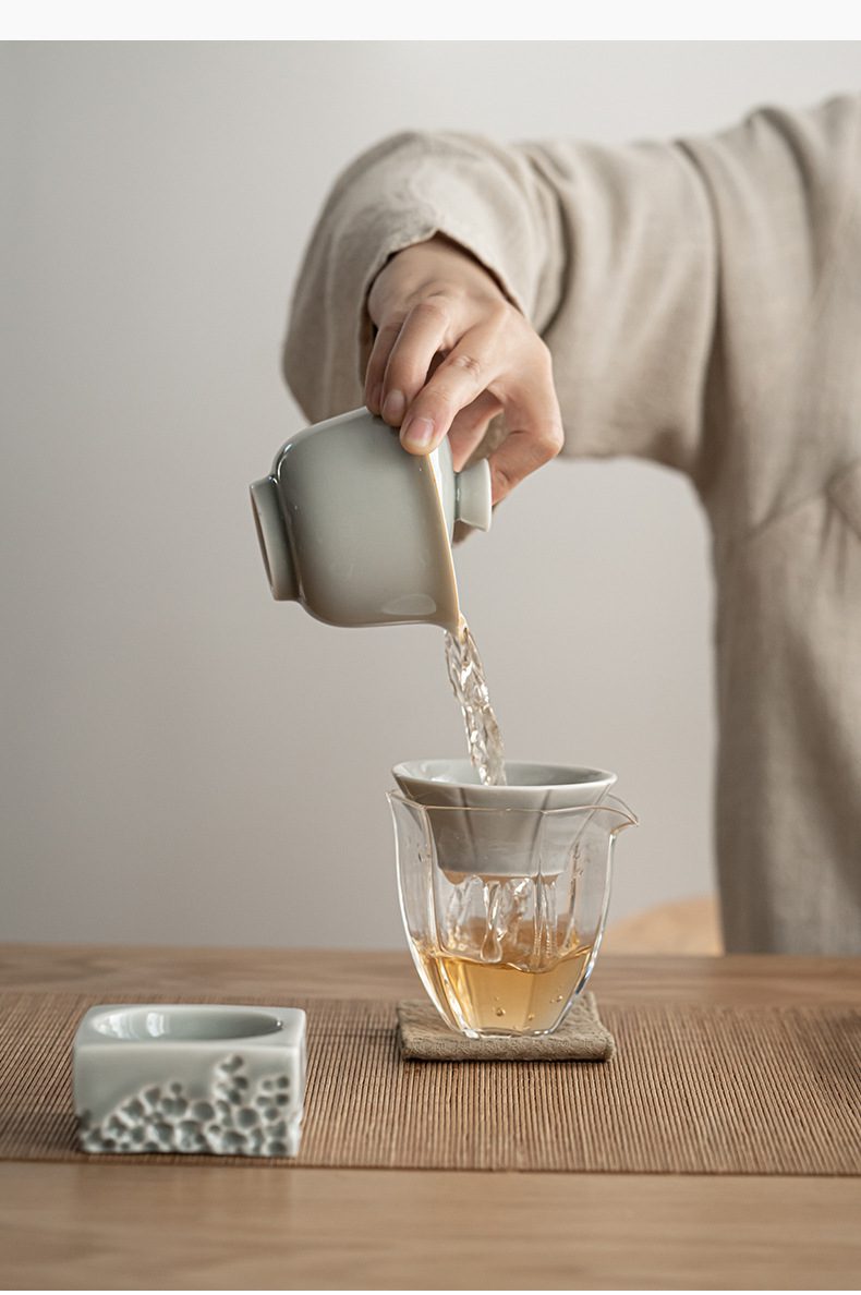 冰灰釉湖石過濾茶漏，南山居青瓷蓋碗與玻璃茶海，正在進行茶湯過濾，釉色溫潤雅緻，展現專業茶道沖泡美學。