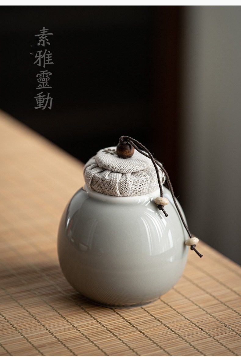 冰灰釉小圓茶葉罐，南山居日式簡約陶瓷茶葉罐，釉面溫潤細膩，配以棉麻布藝蓋封，呈現靜謐禪意美學。