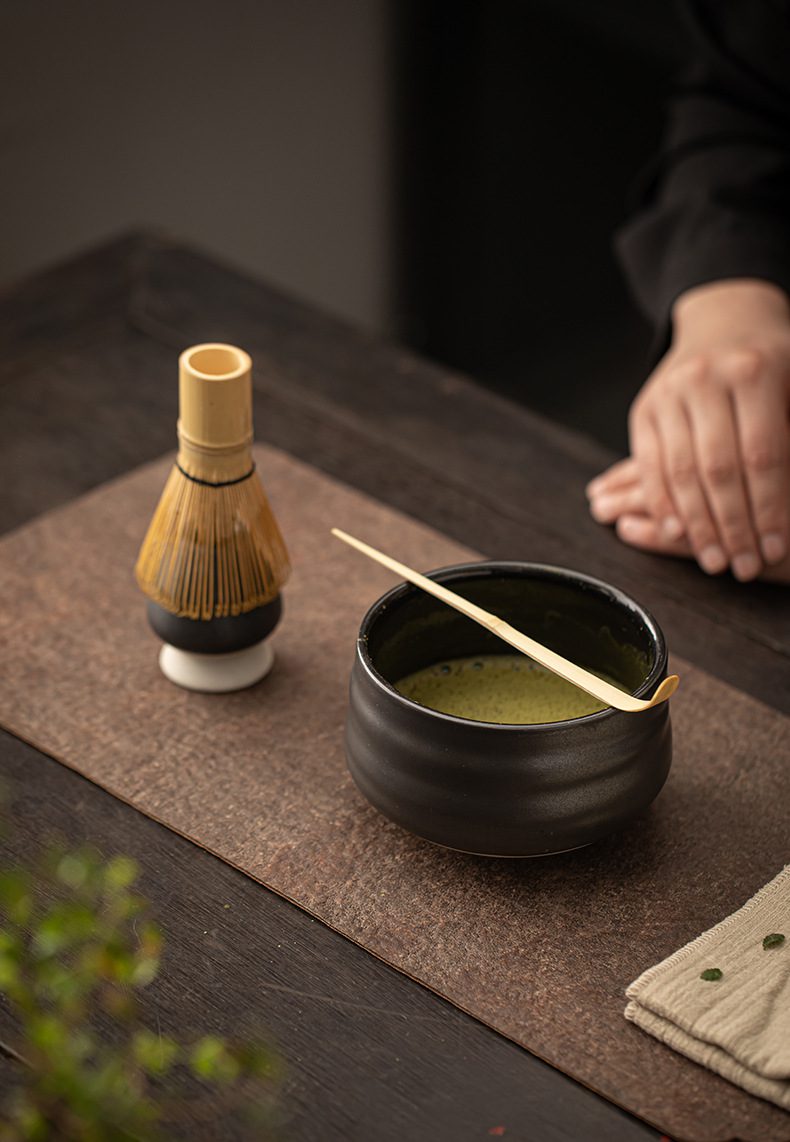 影白秋夢抹茶碗，南山居日式抹茶茶道組，包含黑色手工陶製抹茶碗、竹製茶筅與茶勺，展現簡約禪意美學。