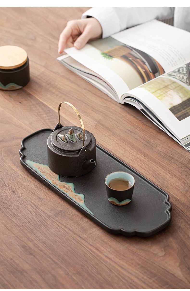 黑陶遠山如意乾泡茶盤，南山居日式粗陶茶具組，黑色磨砂質感茶盤搭配提梁壺與小茶杯，呈現靜謐禪意美學。