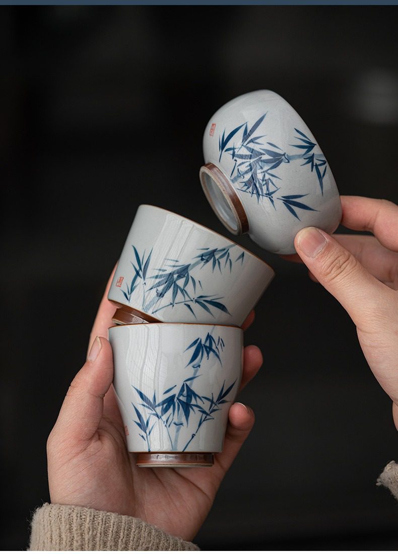手繪文竹品茗杯，南山居手工青花瓷茶杯，杯身繪有清雅竹葉紋飾，質感溫潤細膩，展現中式禪意品茗風采。