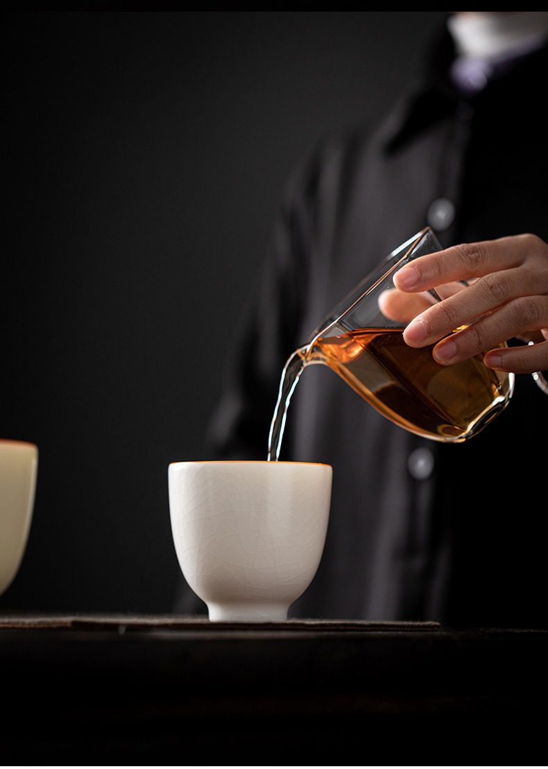 玉脂汝瓷高升品茗杯，南山居手工高硼矽玻璃公道杯，注入開片釉色白瓷茶杯，展現茶湯透亮色澤與禪意茶席之美。