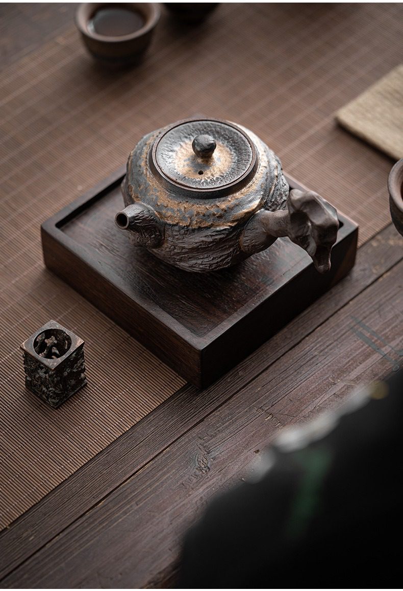 古早燒湖石側把壺，南山居粗陶仿生老樹樁壺，表面肌理古樸蒼勁，展現自然禪意與精湛工藝，適合專業茶席品茗。