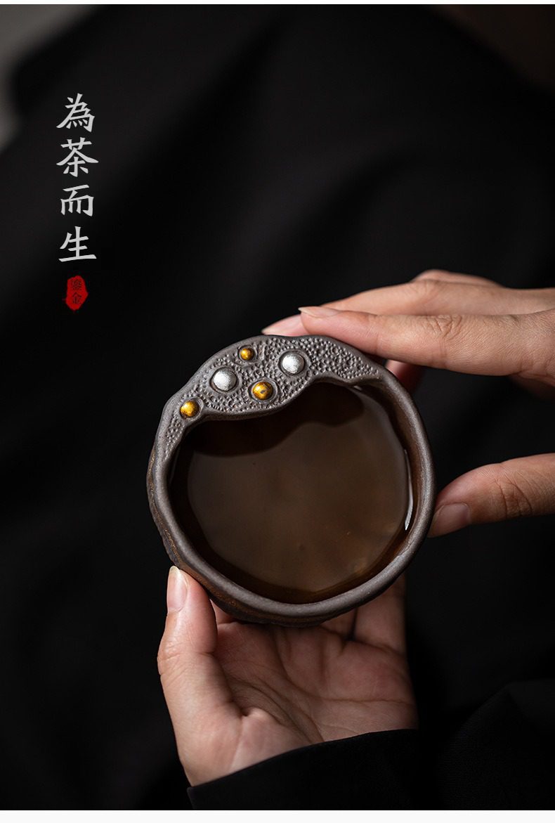 古早燒蓮蓬主人杯，南山居手工粗陶鎏金茶杯，杯口嵌飾金銀點綴，粗獷紋理展現古樸禪意風格，品茗質感非凡。