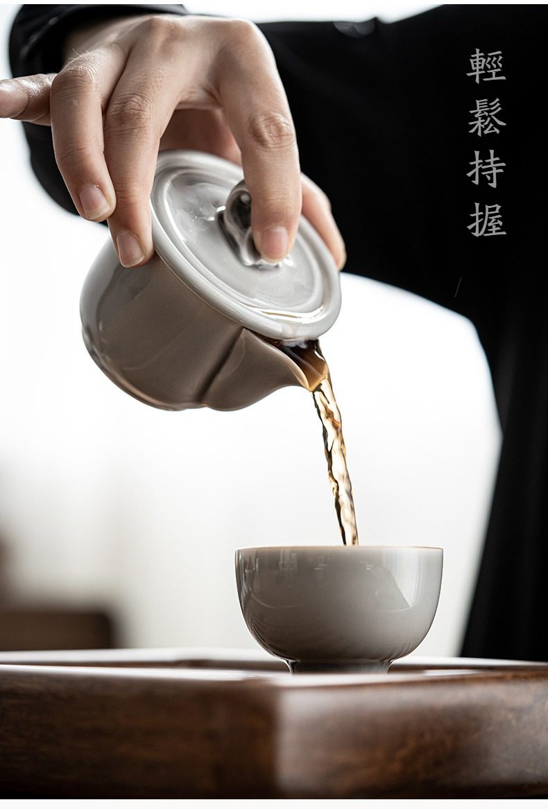 冰灰釉海浪手抓壺，南山居禪意灰釉陶瓷側把壺，釉色溫潤內斂，出水流暢優雅，展現簡約茶道美學。