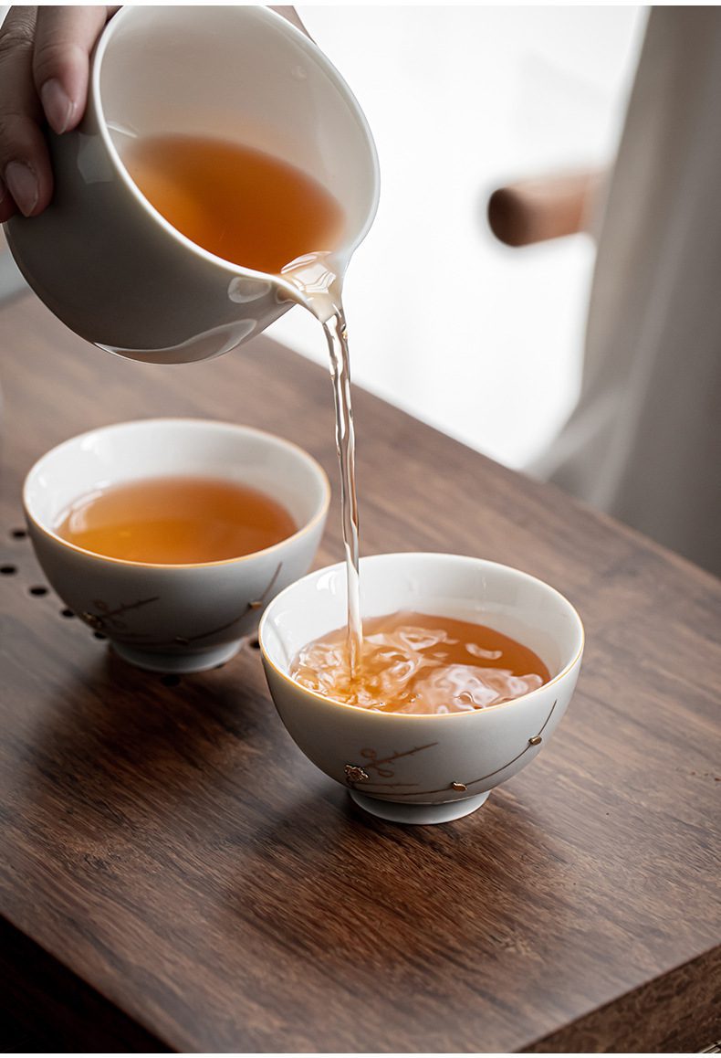 冰灰釉鋦釘品茗杯，南山居白瓷手繪金邊品茗杯，釉面溫潤細膩，茶湯注入時線條流暢，展現雅緻茶道美學。