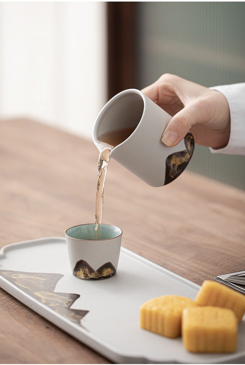 黑陶素高遠山公道杯，南山居日式禪意公道杯與茶杯組，陶質溫潤典雅，描金山水紋路勾勒出寧靜品茗氛圍。
