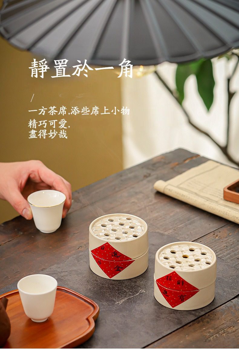 草木灰盤香爐，南山居創意陶瓷茶寵香爐，圓柱造型搭配福字紋飾，為茶席增添禪意氛圍，精緻擺件展現人文氣息。
