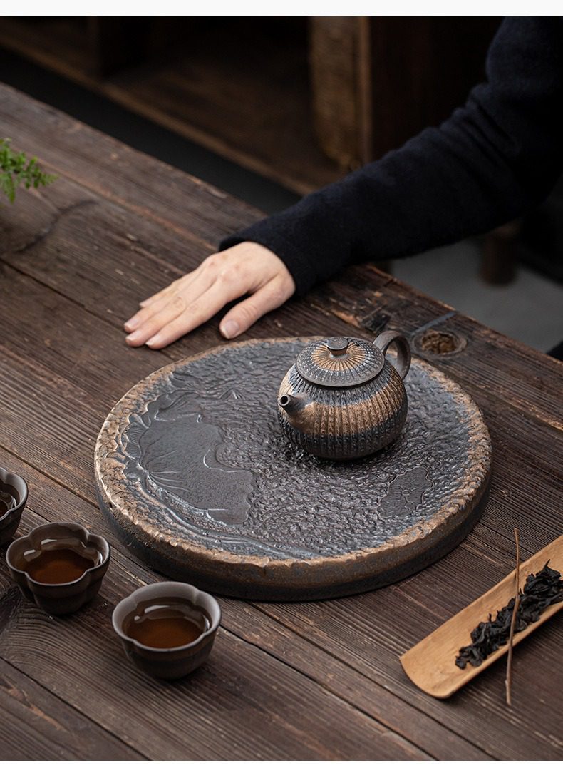 古早燒荷池乾泡茶盤，南山居復古粗陶茶盤與手工彫刻茶壺，質地古樸自然，展現禪意茶席美學。
