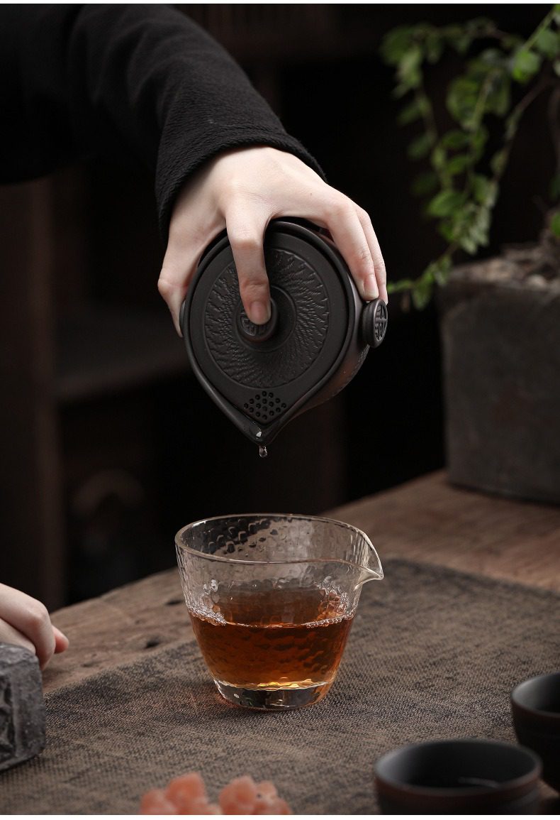 紫陶清溪有福手抓壺，南山居黑陶快客杯，獨特立體刻紋設計，手工打造極簡質感，輕巧易持，展現禪意茶生活。