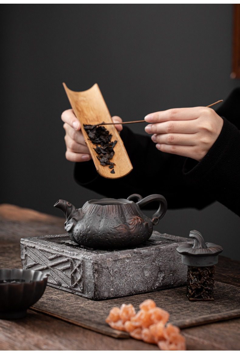 紫陶清溪南瓜茶壺，南山居手工雕刻紫砂壺，壺身質感古樸深沉，搭配天然竹製茶則，展現靜謐的泡茶儀式感。