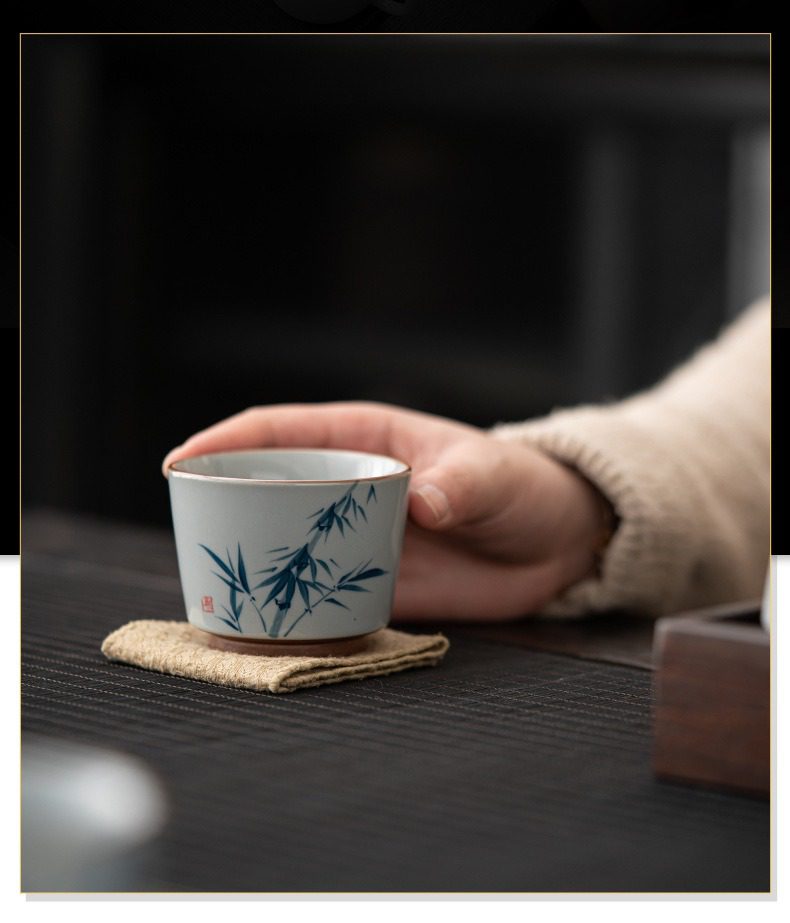 手繪文竹品茗杯，南山居手工手繪青花竹韻茶杯，杯身細膩溫潤，青花竹葉筆觸雅致，展現東方禪意品茗氛圍。