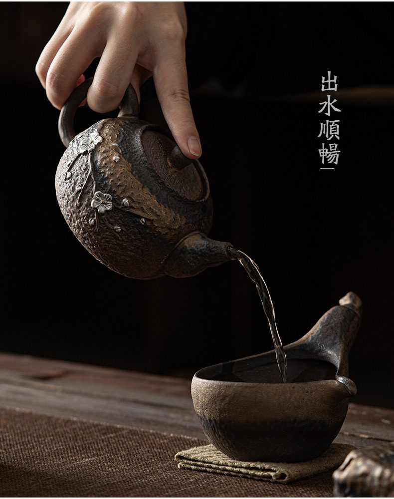 古早燒鎏金暗香正把壺，南山居手工粗陶茶壺，壺身雕刻梅花鑲銀工藝，呈現古樸禪意風格，出水流暢順滑。
