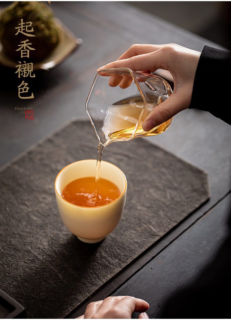 玉脂汝瓷高升品茗杯，南山居手工玻璃公道杯，線條簡約俐落，與溫潤瓷杯搭配，呈現出茶湯清澈的剔透美感。
