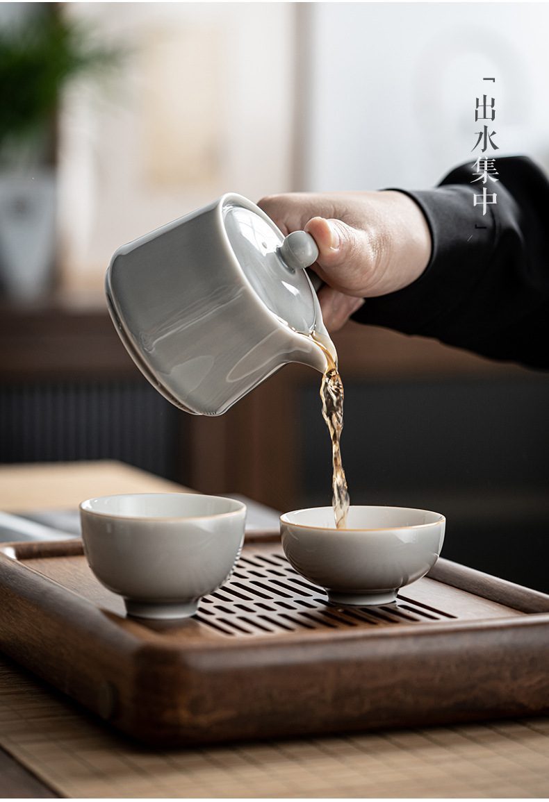 冰灰釉功夫茶具組，南山居手工青瓷茶壺，釉色溫潤如玉，出水聚中順暢，呈現禪意品茗時光。