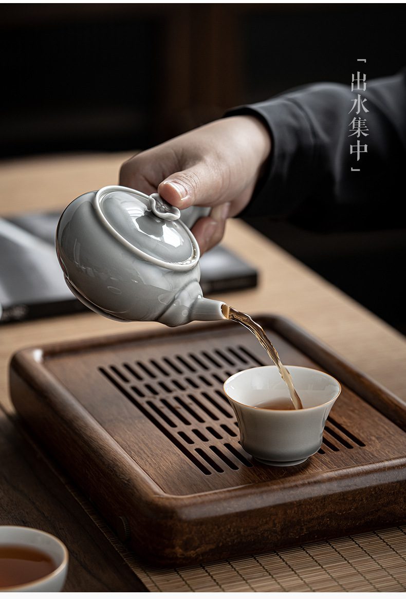 冰灰釉荷香側把壺，南山居青瓷側把茶壺，釉色溫潤如玉，出水集中流暢，搭配實木茶盤展現極致禪意。