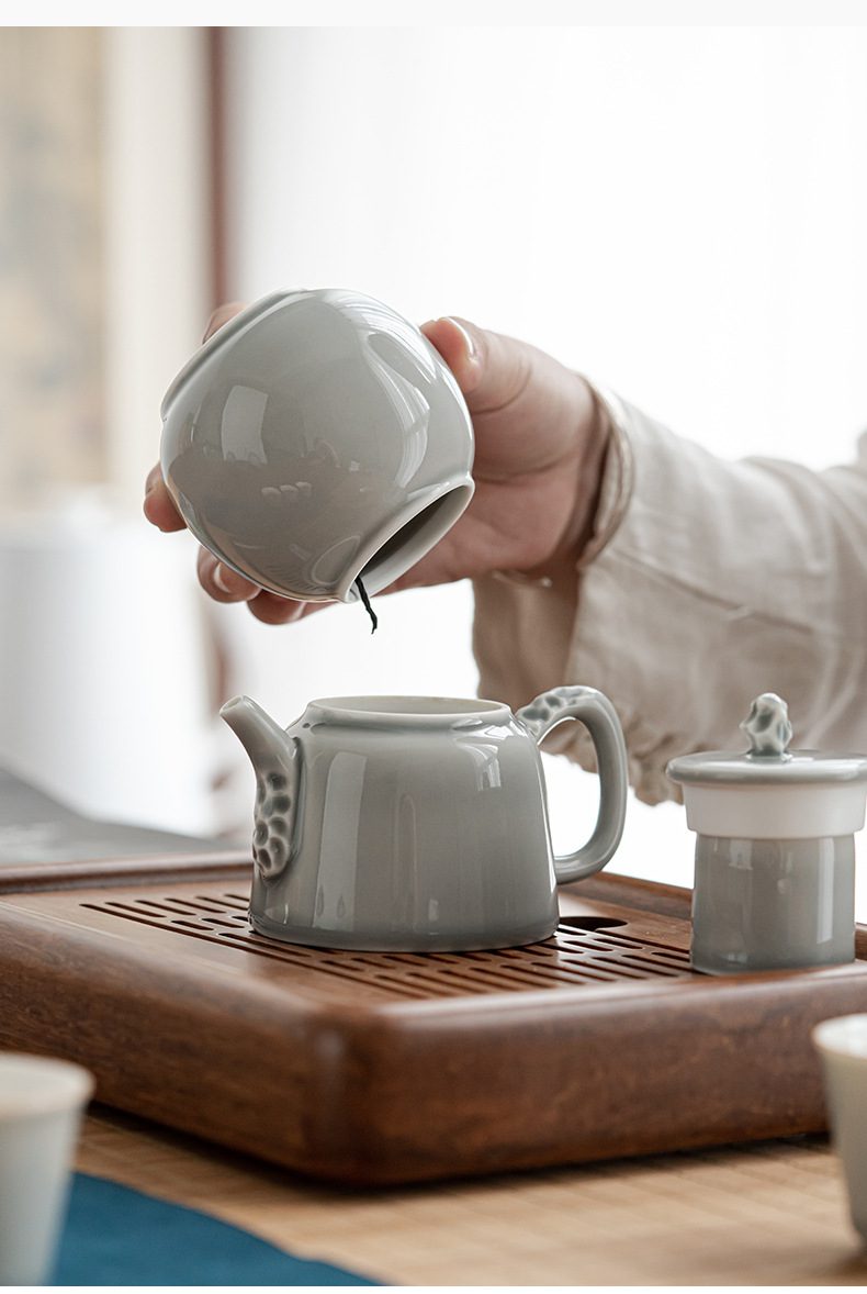 冰灰釉功夫茶具組，南山居手工青瓷茶具，釉色如雨過天青般淡雅，造型簡約優雅，展現禪意品茗生活。