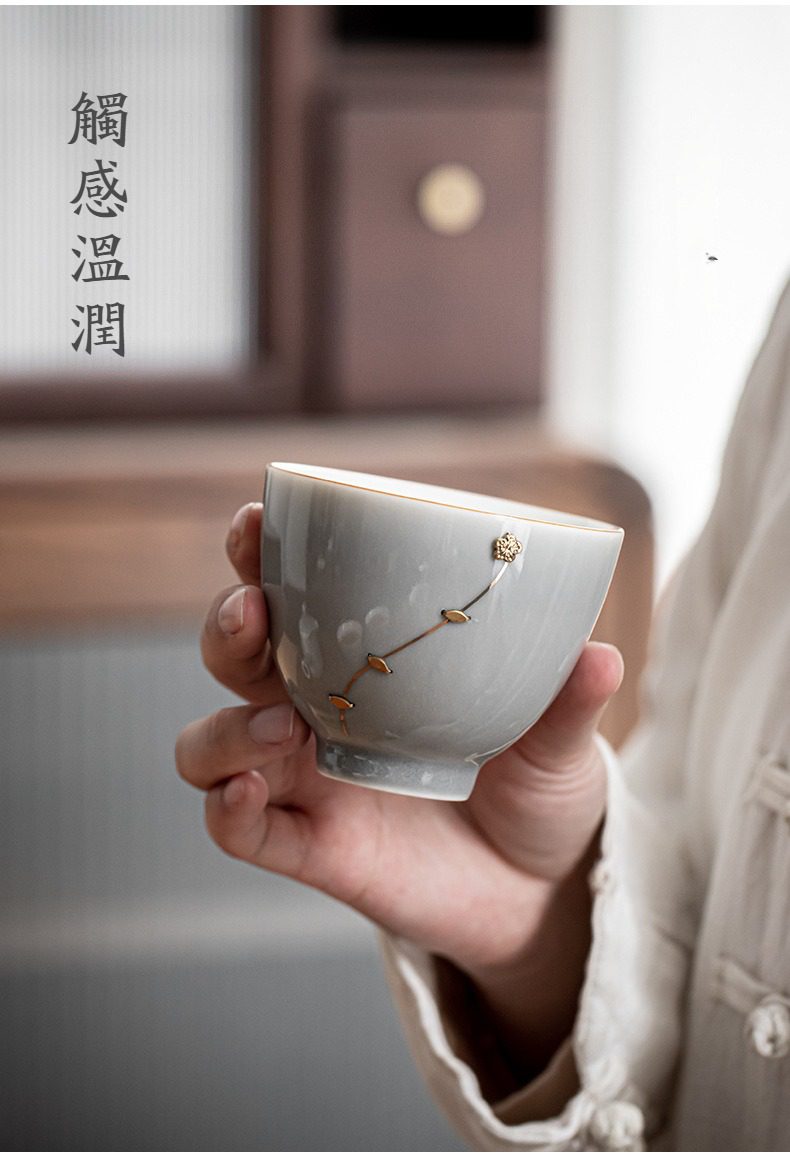 冰灰釉鋦釘品茗杯，南山居手工高溫瓷茶杯，釉色溫潤如玉，杯身以金漆點綴精緻梅花紋飾，呈現禪意美學。