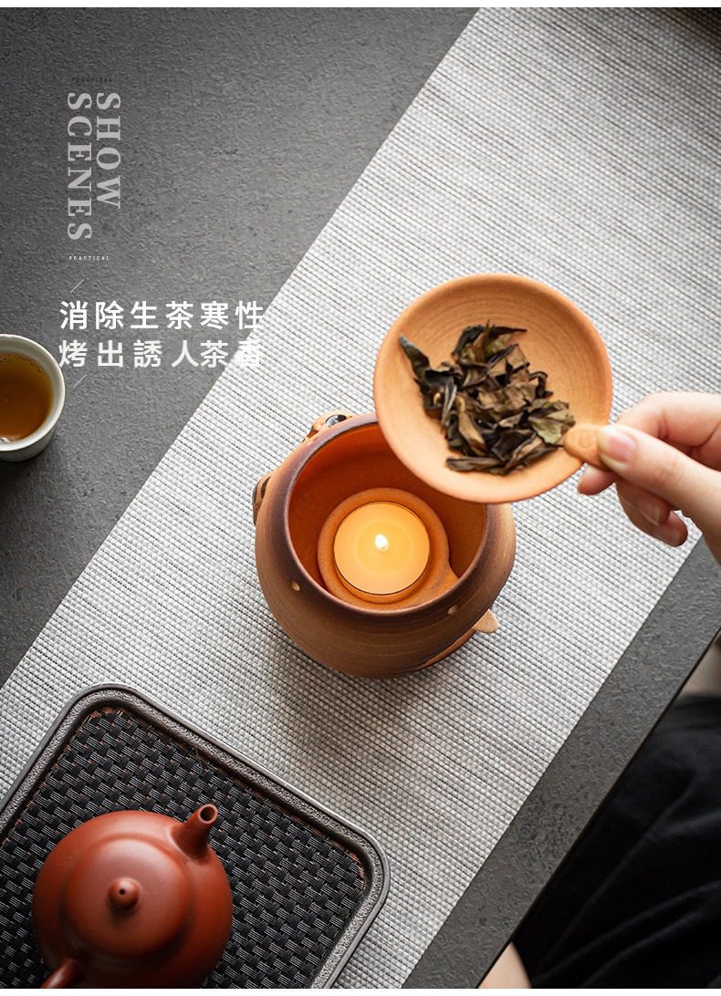 古早燒小貓烤茶爐，南山居粗陶茶葉焙烤爐，搭配手工燭台與茶葉托盤，以溫火烘焙茶葉，提升茶湯香氣與口感。