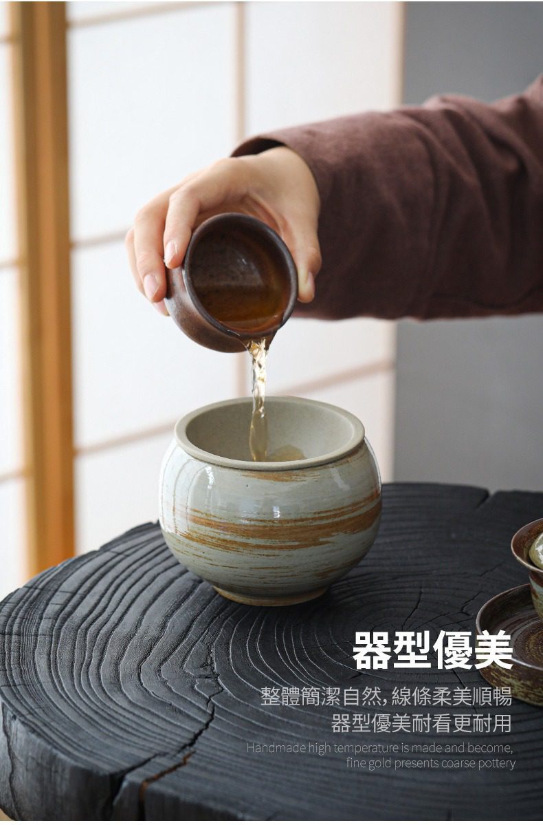 影白秋夢素紋建水，南山居手工粗陶茶盞與茶杯，自然釉色紋理，展現日式禪意美學與流暢倒茶儀式感。