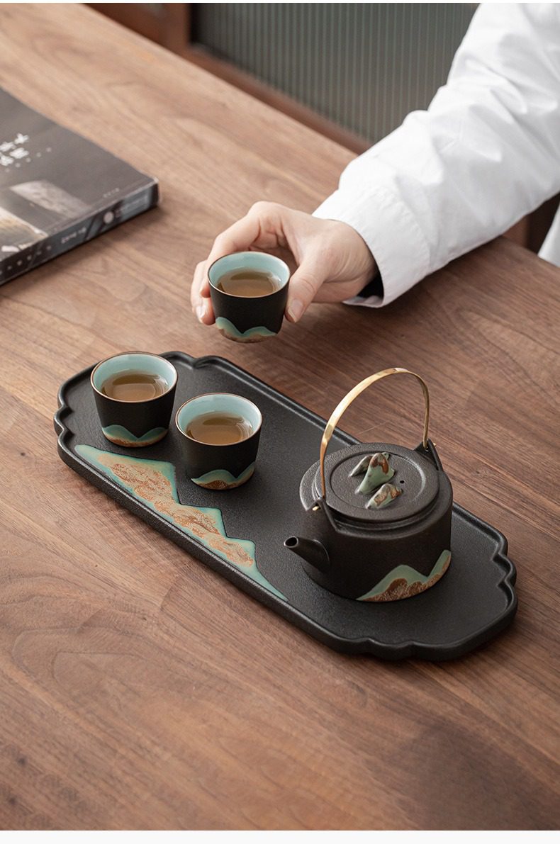 黑陶遠山如意乾泡茶盤，南山居禪意山水黑陶茶具組，包含提樑壺與茶杯，壺身釉面點綴層疊山巒，古樸雅致。