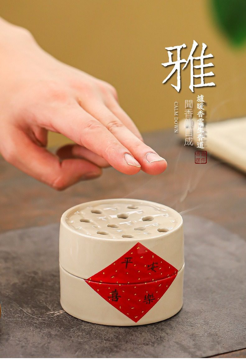 草木灰盤香爐，南山居精緻陶瓷香爐，圓潤器型飾以平安喜樂紅色標籤，縷縷香煙繚繞，營造靜謐禪意品茗氛圍。
