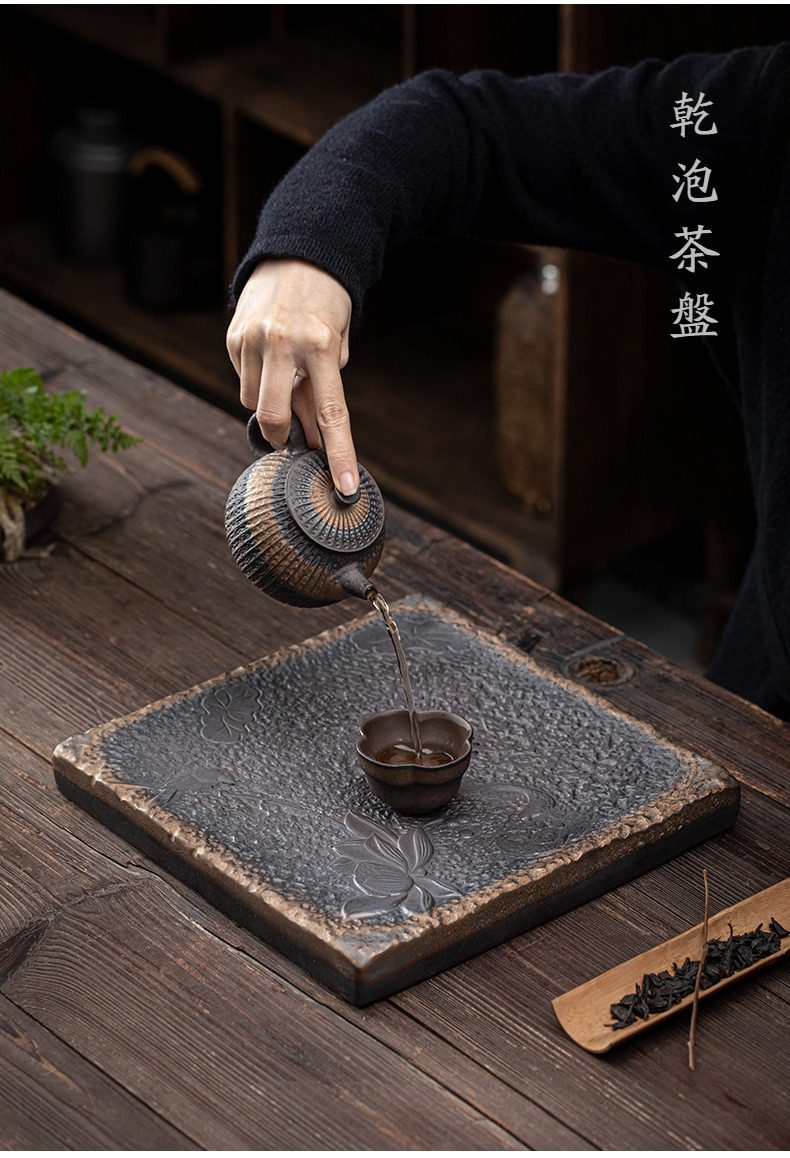 古早燒荷池乾泡茶盤，南山居手工柴燒質感乾泡茶盤，搭配仿古紋理茶壺，演繹極致禪意美學與品茗生活空間。