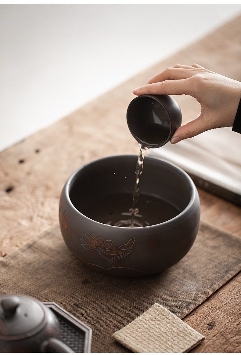 紫陶清溪茶洗，南山居手工紫砂茶杯與茶洗，壺身鐫刻精緻蓮花圖騰，茶湯緩緩注入，展現古樸禪意品茗氛圍。