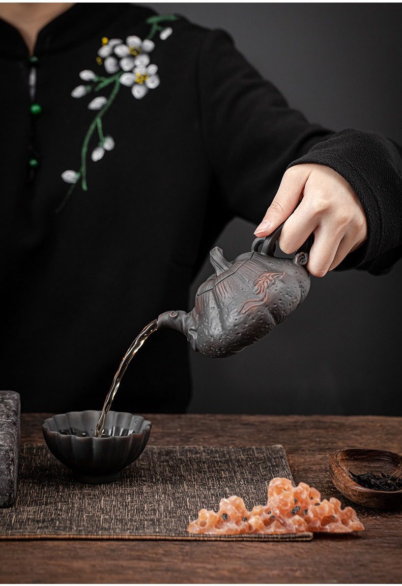 紫陶清溪南瓜茶壺，南山居手工雕刻紫砂壺，壺身呈現獨特肌理紋路，出水流暢優雅，展現深厚茶道美學工藝。
