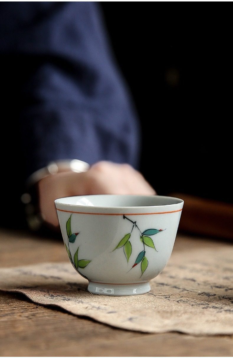 手繪彩竹品茗杯，南山居手工彩繪瓷茶杯，杯身繪有清新竹葉圖案，質地溫潤細膩，展現典雅禪意風格。