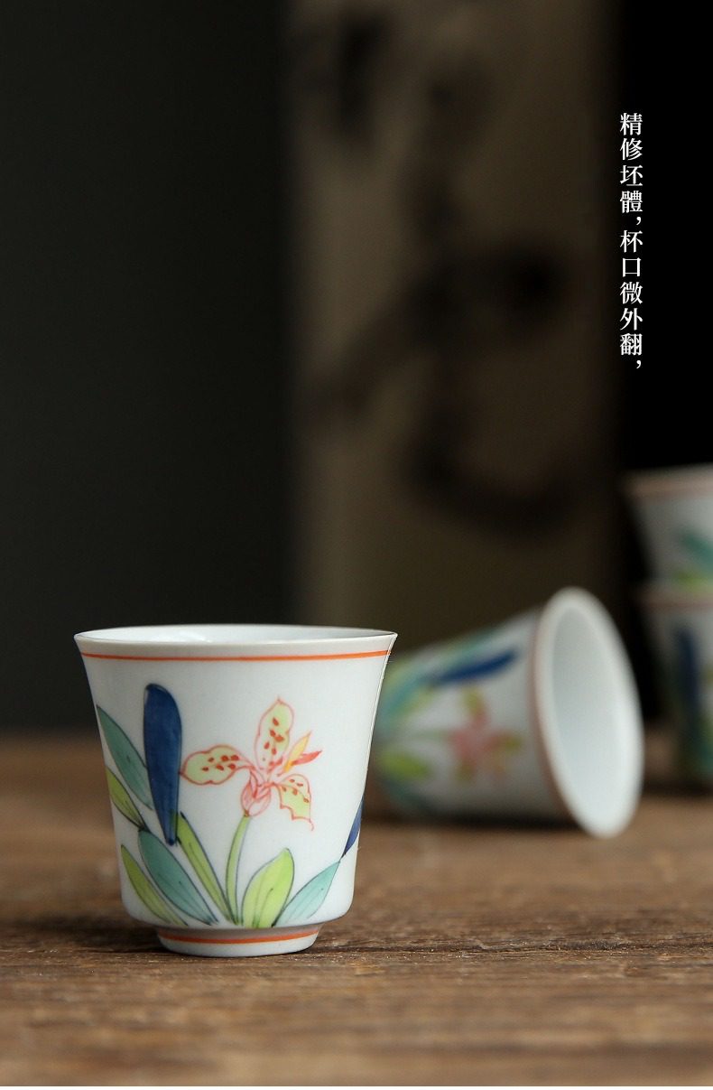 手繪鳶尾花品茗杯，南山居手繪花卉茶杯，精修坯體設計，杯口微外翻，展現細膩精緻的傳統陶瓷工藝與優雅美學。