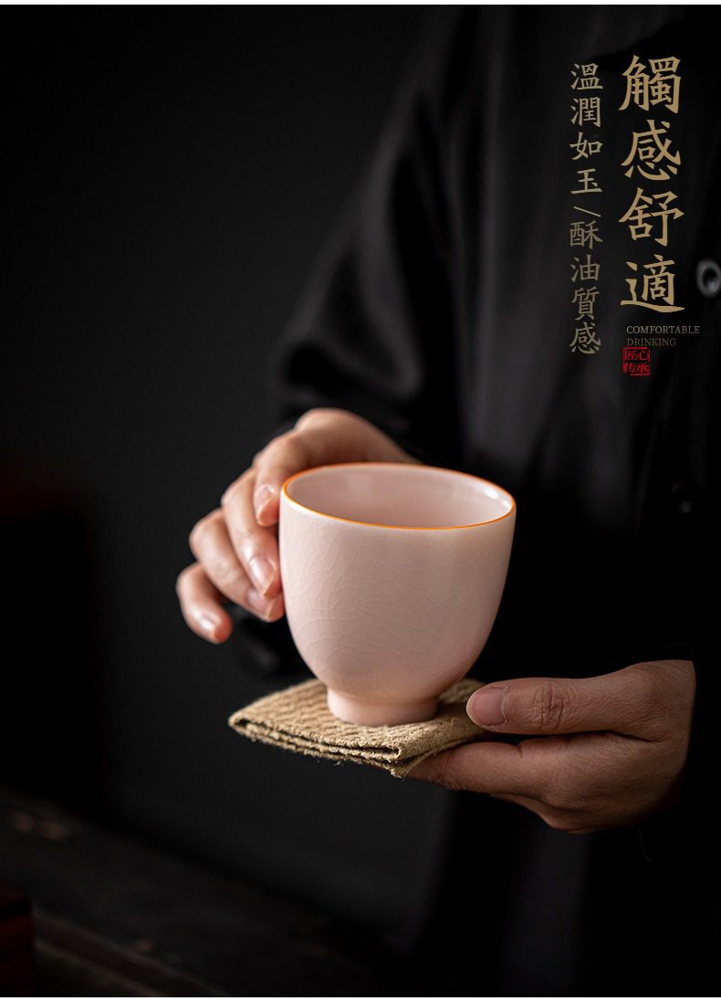 玉脂汝瓷高升品茗杯，南山居粉彩冰裂紋品茗杯，釉色溫潤如玉，杯身細膩質感，展現極致禪意茶道美學。