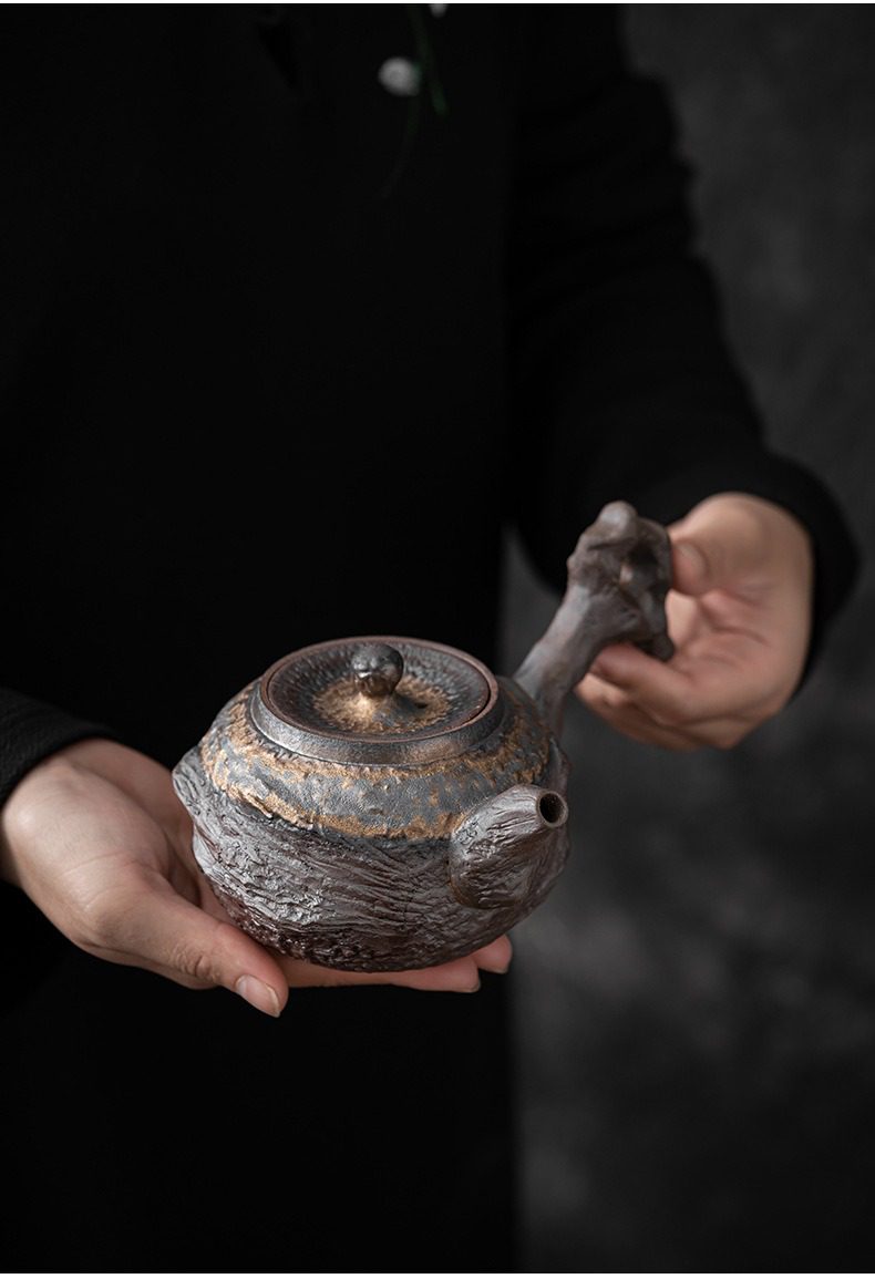 古早燒湖石側把壺，南山居手工柴燒紫砂壺，壺身呈現獨特樹皮肌理，質感古樸厚重，適合收藏與品茗使用。
