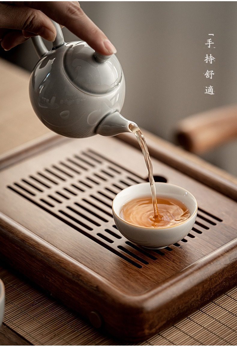 冰灰釉功夫茶具組，南山居日式簡約白瓷側把壺，釉面溫潤細膩，出水順暢，搭配原木茶盤，展現禪意茶道生活美學。